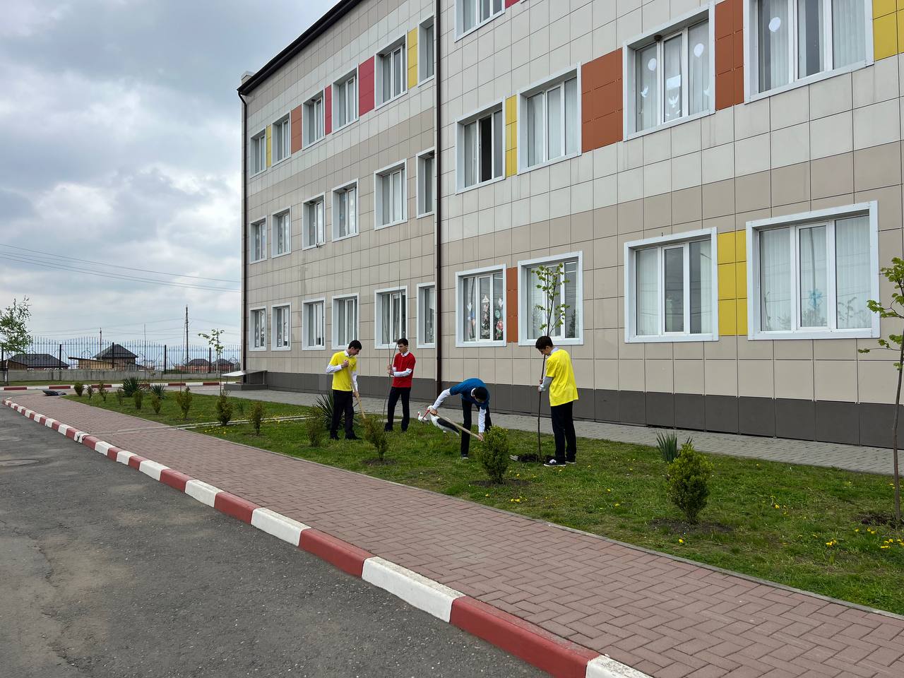 В рамках проекта «Благо твори» и Всероссийских соревнований «Волонтерские рекорды первых» был организован школьный субботник..